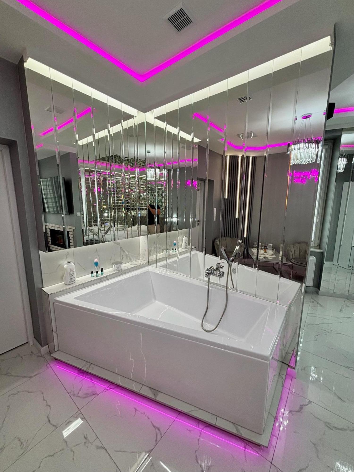 Apartament "Prezydencki Deluxe" Centrum Z Duza Wanna Dla Dwojga Gniezno Buitenkant foto